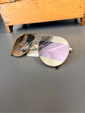 Oversized geometric aviator / retro-futuristic sunglasses